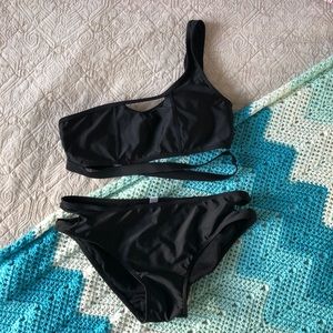 Asymmetrical black bikini
